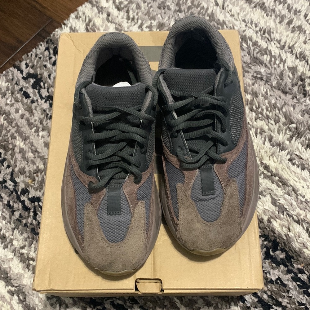 Yeezy Boost 700 “Mauve” size 5
